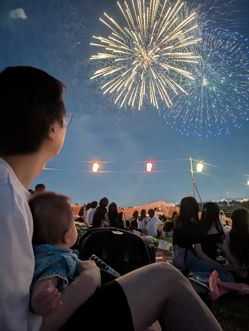 作品名：親子で見上げる初めての花火